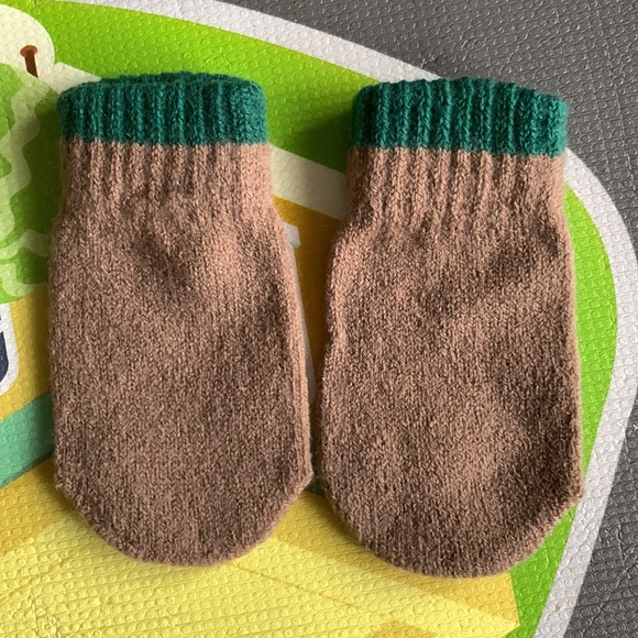 Infant Winter Brown Bear Hat w/ Green Strip Matching Brown Gloves - Picture 6 of 6